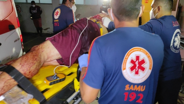 Criminosos atiraram 10 vezes contra dupla que bebia em distribuidora no Santa Inês